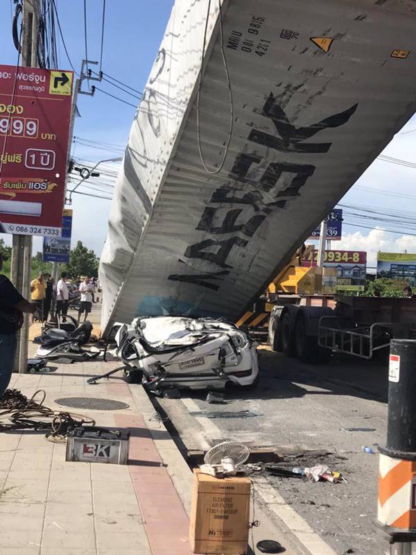 รถพ่วงชนรถกระบะ