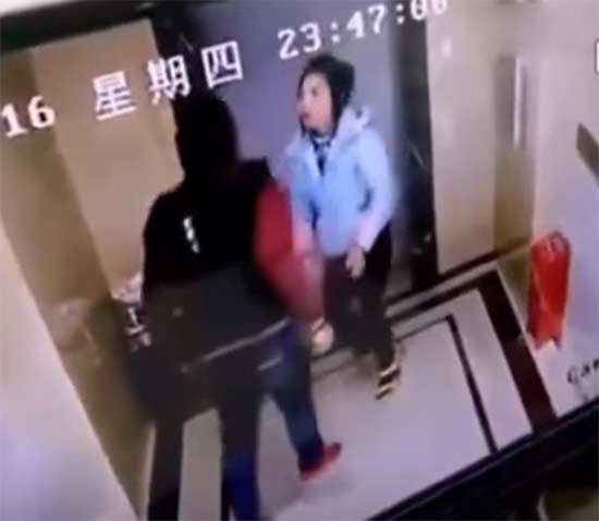 หนุ่มจีนเลือดร้อน หงุดหงิดลิฟต์มาช้า พุ่งเตะประตูลิฟต์-ร่างดิ่งลงพื้น