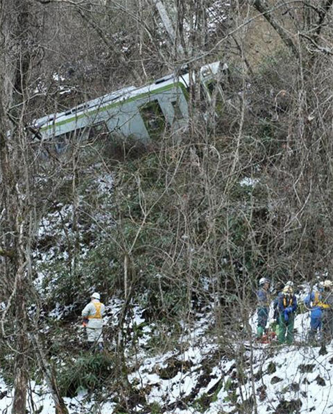 รถไฟ JR ญี่ปุ่นตกรางกลางป่าเขา ผู้โดยสารเจ็บ 10 ราย