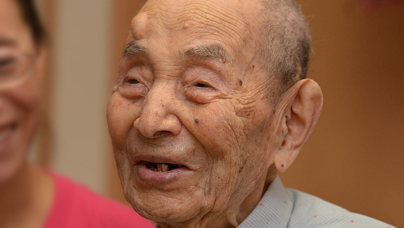 ชายที่อายุยืนที่สุดในโลก ลาโลกแล้วในวัย 112 ปี 