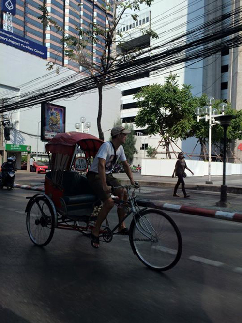 แชร์ภาพฝรั่งปั่นสามล้อถีบ บริการผู้ป่วยมะเร็งแบบฟรี ๆ