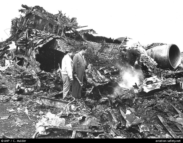 ย้อนอดีตอุบัติเหตุการบินช็อกโลก 583 ชีวิต สังเวยโบอิ้ง 2 ลำชนกัน 