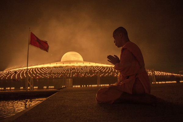 AFP ตีแผ่ภาพปฏิบัติธรรมในวัดธรรมกาย ประหนึ่งเป็นฉากหนังไซไฟยังไงยังงั้น