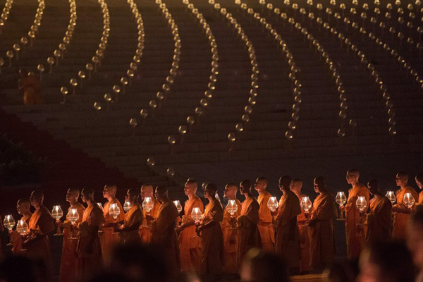 AFP ตีแผ่ภาพปฏิบัติธรรมในวัดธรรมกาย ประหนึ่งเป็นฉากหนังไซไฟยังไงยังงั้น