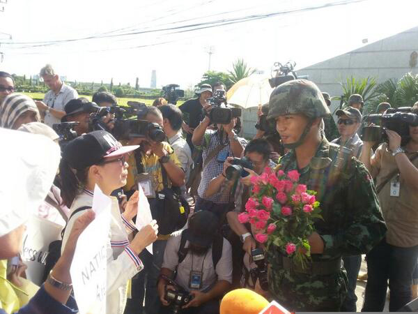  ตัวแทนประชาชน มอบดอกไม้เป็นกำลังใจให้ทหาร