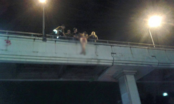 ช่วยระทึก กู้ภัยช่วยสาวประเภทสองวัย 18 จะกระโดดสะพานลอย หวิดดับ