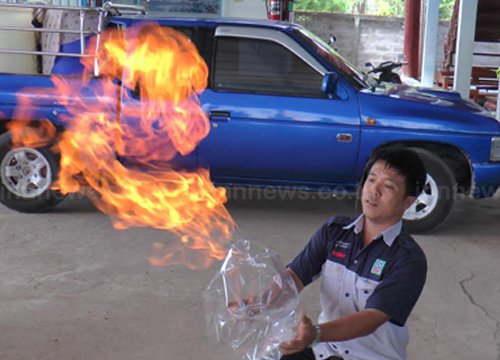 ชาวบ้านเจาะบ่อบาดาลเจอแก๊ส LPG เหลว ติดไฟได้