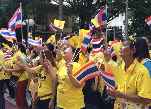 ประชาชนร่วมถวายพระพรชัยมงคลเนื่องแน่น ที่ รพ.ศิริราช 