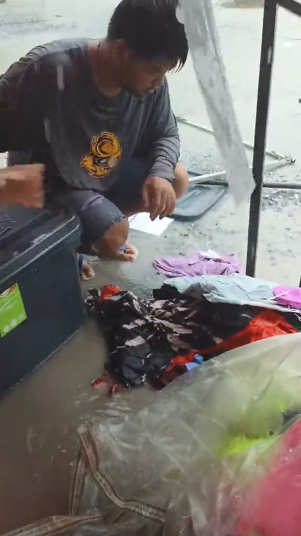 พ่อค้าเสื้อผ้าสุดท้อ ขายที่ตลาดนัดเจอพายุฝนถล่มร้าน เศร้าเก็บชุดเปียกจากพื้น