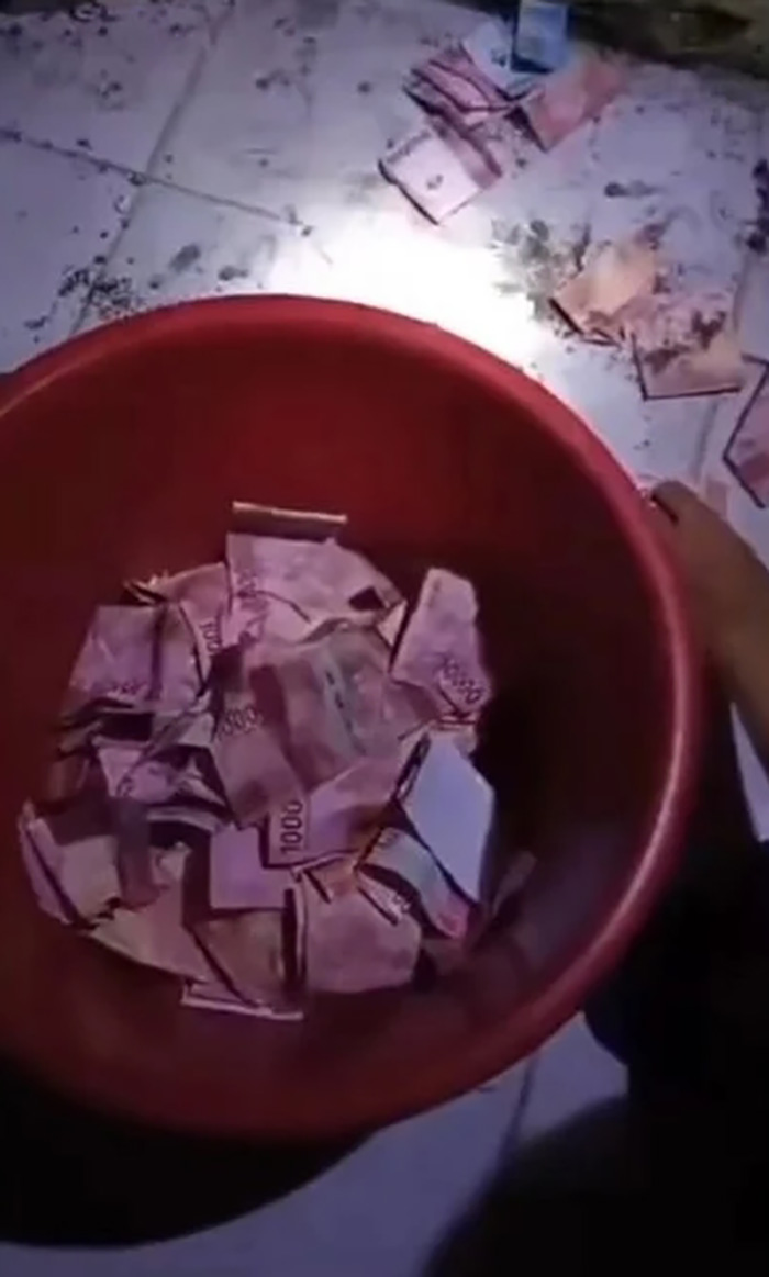 ขุดลงไปเจอเงินเต็มถัง พอรู้ตัวหัวขโมย