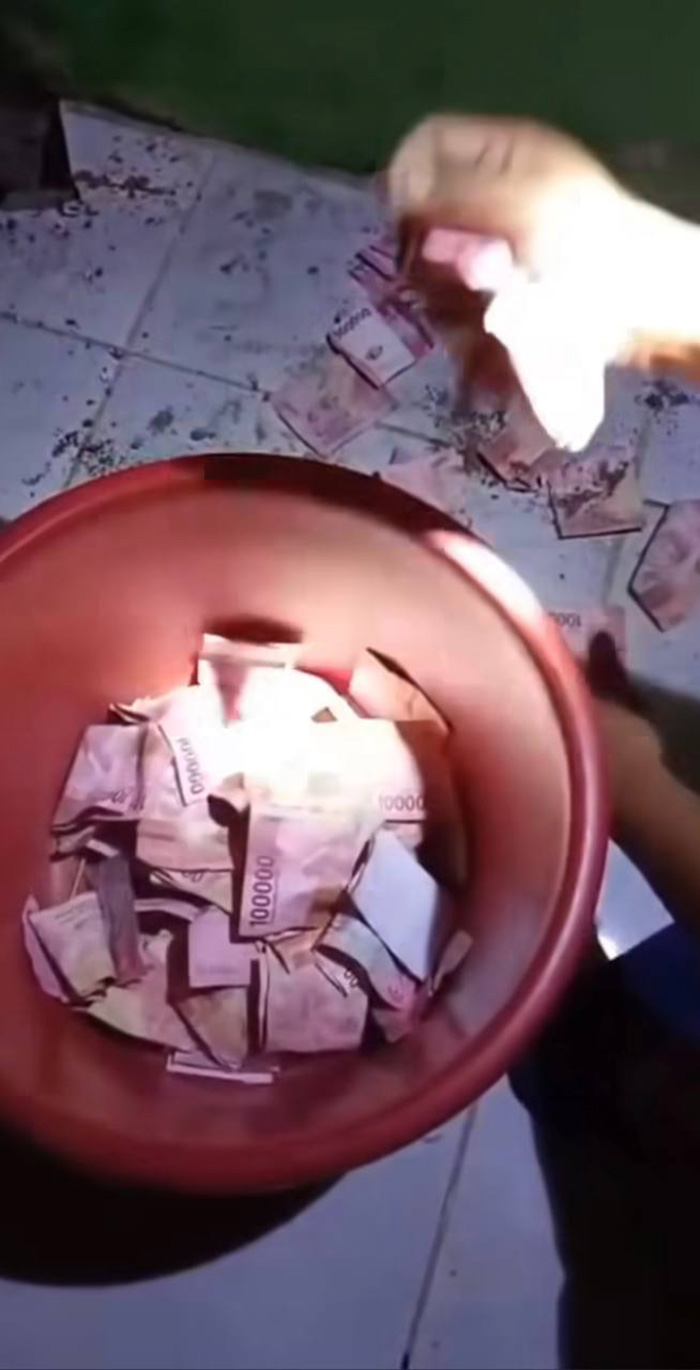 ขุดลงไปเจอเงินเต็มถัง พอรู้ตัวหัวขโมย