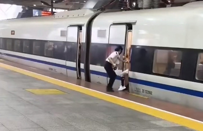 หญิงยื่นขาขวางประตูรถไฟความเร็วสูง