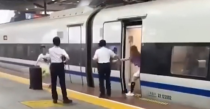 หญิงยื่นขาขวางประตูรถไฟความเร็วสูง