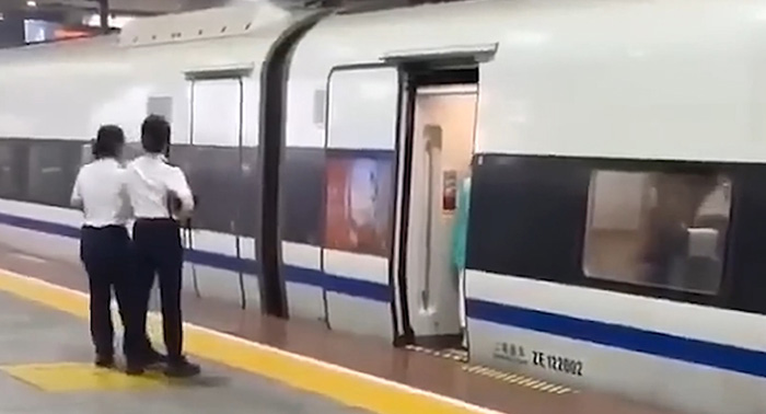 หญิงยื่นขาขวางประตูรถไฟความเร็วสูง