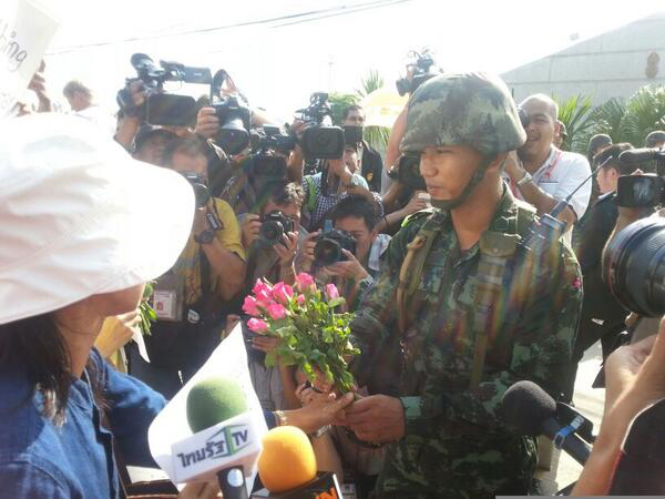  ตัวแทนประชาชน มอบดอกไม้เป็นกำลังใจให้ทหาร