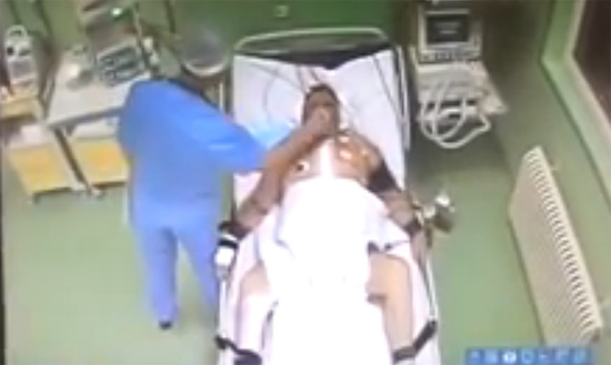แพทย์ชาวรัสเซียรายหนึ่งก่อเหตุทุบตีผู้ป่วยโรคหัวใจจนเสียชีวิต