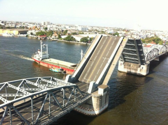 ชมนาทีสะพานกรุงเทพฯ เปิดผ่ากลาง ให้เรือรบ-เรือสินค้า ล่องผ่าน