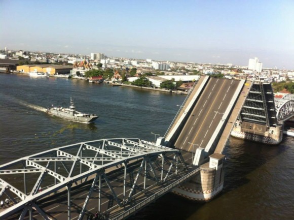 ชมนาทีสะพานกรุงเทพฯ เปิดผ่ากลาง ให้เรือรบ-เรือสินค้า ล่องผ่าน