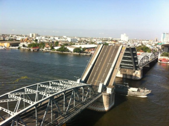 ชมนาทีสะพานกรุงเทพฯ เปิดผ่ากลาง ให้เรือรบ-เรือสินค้า ล่องผ่าน