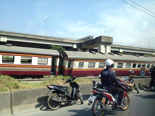 รถไฟกรุงเทพฯ-พิษณุโลก ตกรางที่หลักสี่ บาดเจ็บ 4 ราย