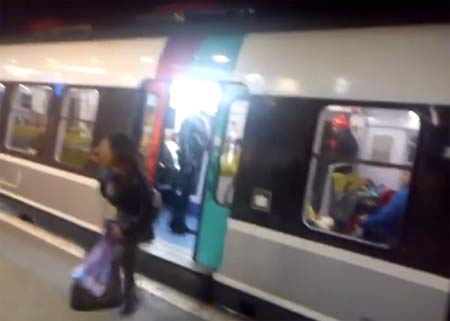 หญิงฝรั่งเศสถูกถีบออกนอกรถไฟ หลังยืนขวางประตูรอเพื่อน