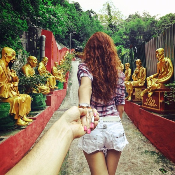 สุดอาร์ต! ช่างภาพรัสเซียถ่ายภาพแฟนสาวจูงมือพาเที่ยวรอบโลก