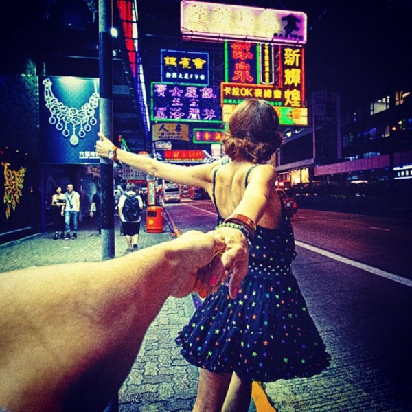 สุดอาร์ต! ช่างภาพรัสเซียถ่ายภาพแฟนสาวจูงมือพาเที่ยวรอบโลก
