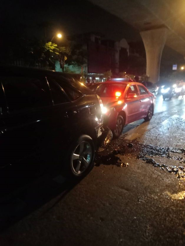 Excited!  The madman stabs people.  Before kidnapping the taxi driver with a knife Lose the main body and collide with other cars