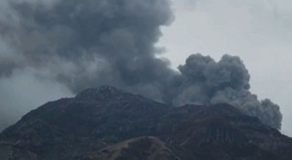 ภูเขาไฟปะทุ