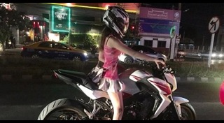 สาวขี่บิ๊กไบค์