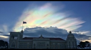 เมฆสีรุ้ง