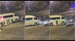 รถตู้ชนขอบกั้นทาง