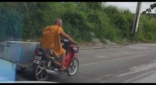 พระขี่มอเตอร์ไซค์