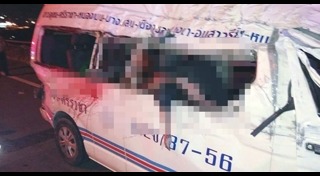 รถตู้ชนขอบกั้นทาง