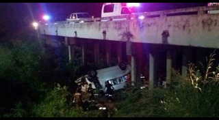 รถตู้ชนขอบกั้นทาง