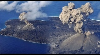 ภูเขาไฟปะทุ