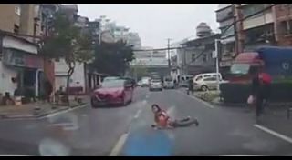 นอนกลางถนน