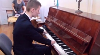 เล่นเปียโน