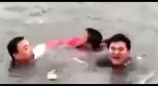 ลอยคอกลางทะเล