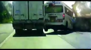 รถตู้ชนขอบกั้นทาง