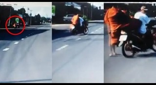 พระขี่มอเตอร์ไซค์