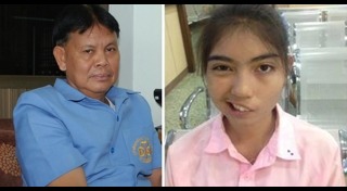 ครูปาแก้วใส่นักเรียน