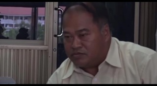 ครูปาแก้วใส่นักเรียน