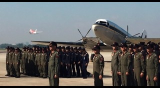 จอม รุ่งสว่าง