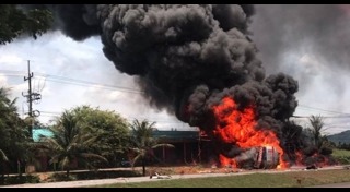 รถบรรทุกน้ำมันคว่ำ