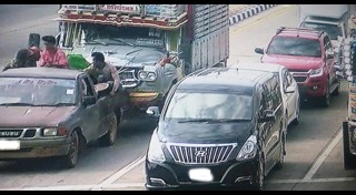 รถบรรทุกชนรถกระบะ