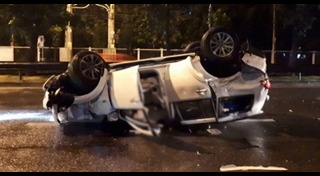 รถเก๋งแหกโค้ง