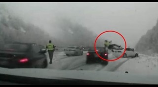 ตำรวจถูกรถชน