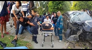 รถเก๋งแหกโค้ง