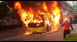 ไฟไหม้รถเมล์